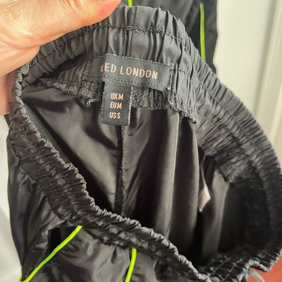 QED London cropped jacket and sweatpants (two-piece) - Picture 13 of 16